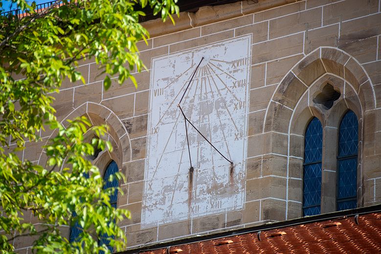 neu konstruierte Sonnenuhr mit stilwidrigen Zahlen für die Nachmittagsstunden